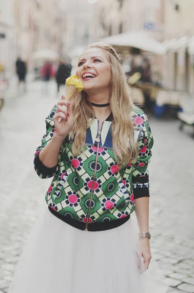 Mujer hipster feliz comiendo helado en Roma —  Fotos de Stock
