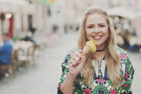 Kobieta szczęśliwa hipster jedzenie lodów w Rzymie — Zdjęcie stockowe