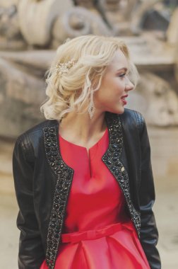 Kırmızı elbiseli genç bayan.