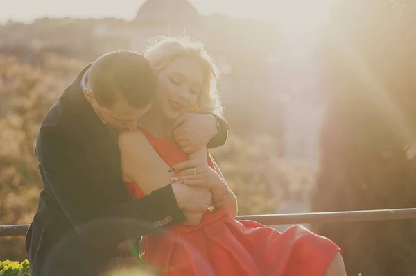 Feliz pareja joven —  Fotos de Stock