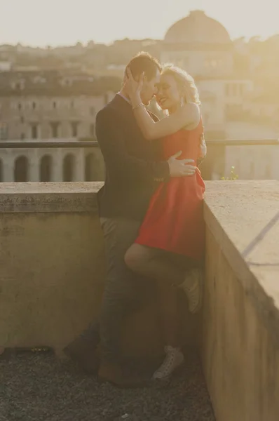 Feliz jovem casal — Fotografia de Stock