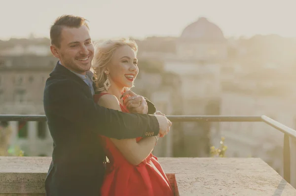 Feliz jovem casal — Fotografia de Stock