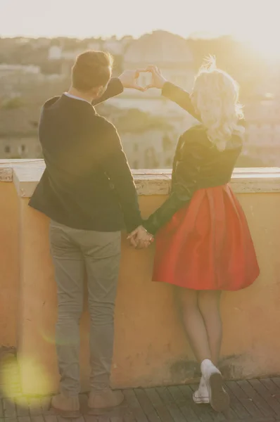 Feliz jovem casal — Fotografia de Stock