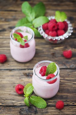 Ahududu ile ev yapımı yoğurt