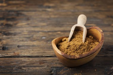 ahşap zemin üzerinde kahverengi şeker