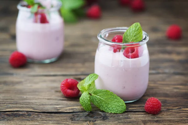 Домашній йогурт з малиною та м'ятою — стокове фото