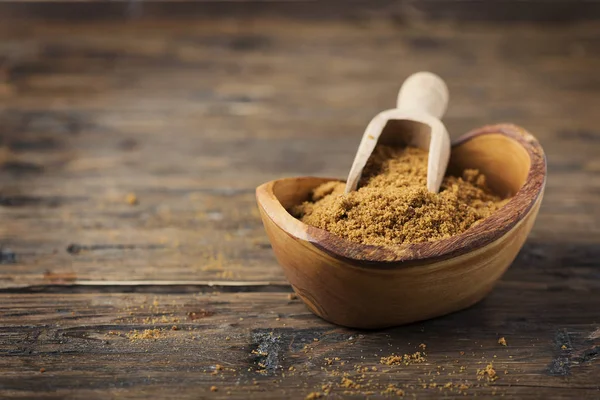 Azúcar marrón sobre fondo de madera — Foto de Stock