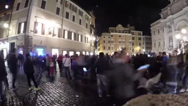 Menschenmenge Bei Regen Der Nacht Auf Dem Stadtplatz — Stockvideo