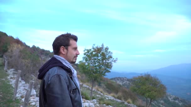 Hombre Mirando Valle Desde Ladera Montaña — Vídeo de stock