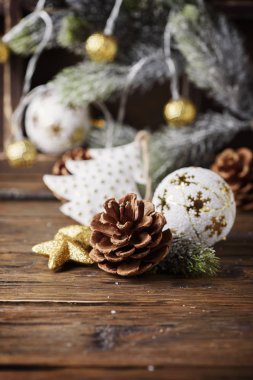 Ahşap arka plan üzerinde Noel süs