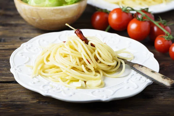 Włoski Makaron Spaghetti Oliwą Czosnkiem Chili Selektywny Fokus — Zdjęcie stockowe