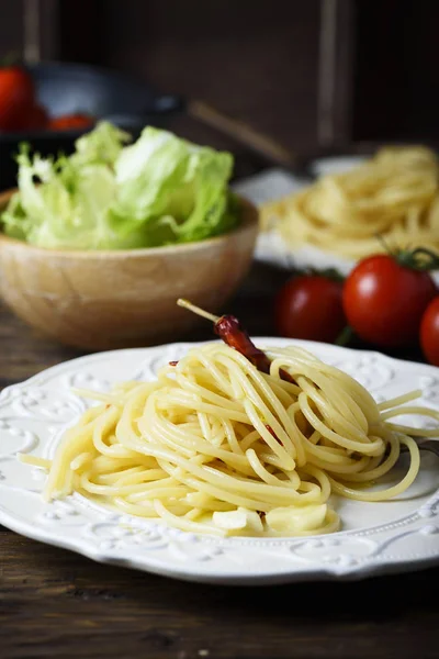 Espaguetis Pasta Italiana Con Aceite Ajo Chile Enfoque Selectivo — Foto de Stock