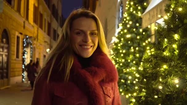 Χαμογελαστό Γυναίκα Κοντά Διακόσμηση Χριστουγεννιάτικων Δέντρων Στην Οδό — Αρχείο Βίντεο