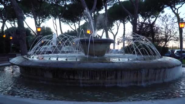 Oude Fontein Tivoli Park Bij Zonsondergang — Stockvideo