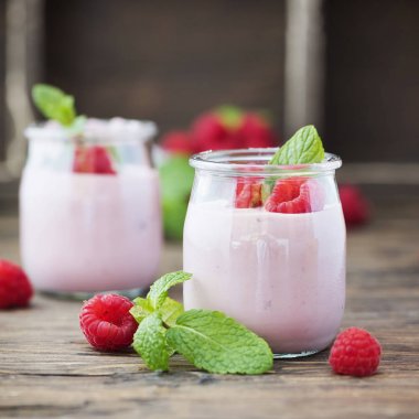 Ahududu ve nane ile ev yapımı yoğurt