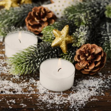 Noel süs koni, mumlar ve kar, seçici odak ve kare görüntü