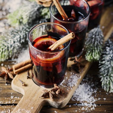 Noel sıcak mulled şarap tarçın kakule ve anason ahşap arka plan, seçici odak ve kare görüntü