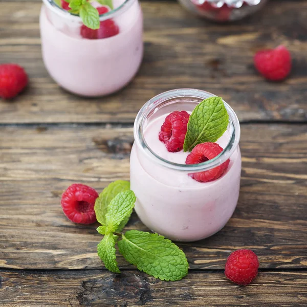 Yogur casero con frambuesa y menta —  Fotos de Stock