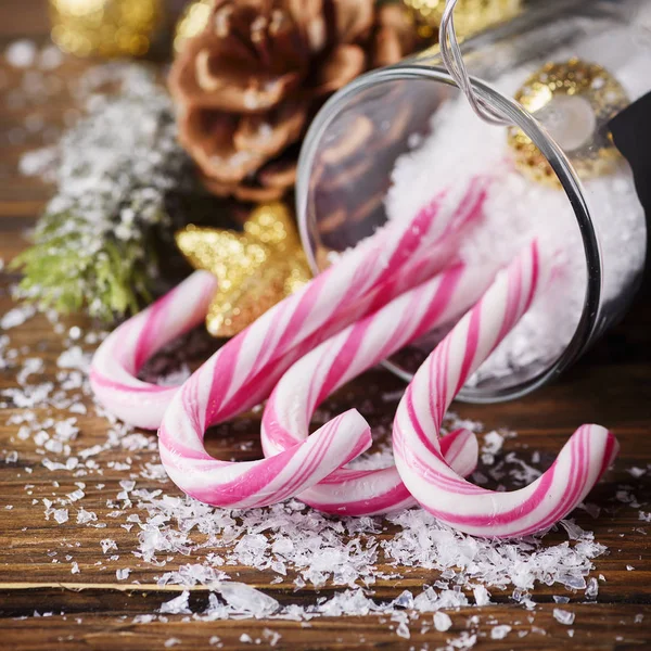 Weihnachtskarte Mit Zuckerrohr Und Schnee Selektivem Fokus Und Quadratischem Bild — Stockfoto