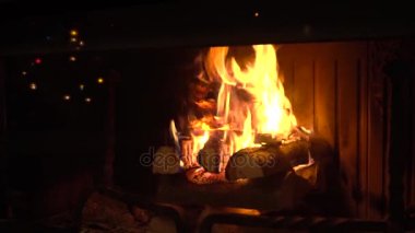 Şömine arka plan parlak ışıkları ile odun yanan