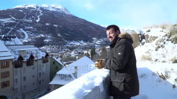 Uomo Che Guarda Sulle Montagne Innevate Dal Campo Osservazione — Video Stock