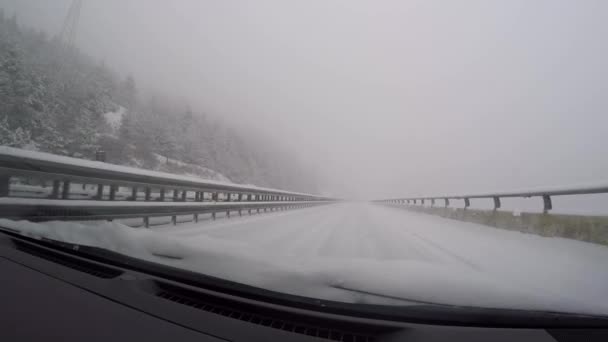 冬日雪路上的车观 — 图库视频影像