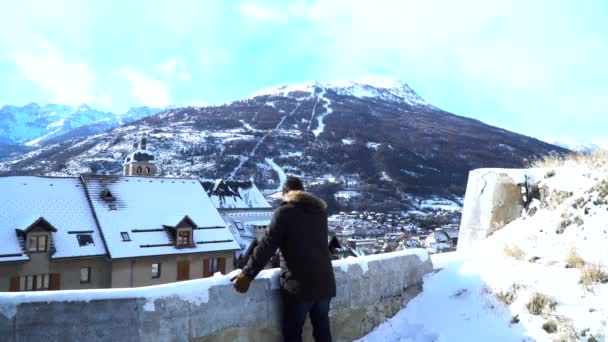 Mann Blickt Von Beobachtungsstelle Auf Verschneite Berge — Stockvideo