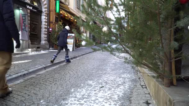 Pohled Zezadu Rodiny Chůzi Městské Ulici Briancon Zimním Období — Stock video