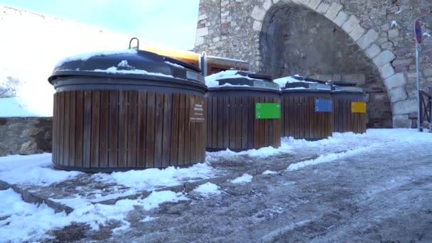 Odpadkové Kontejnery Poblíž Starobylé Kamenné Zdi — Stock video