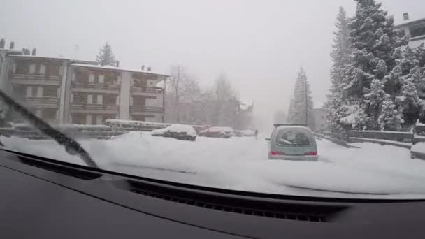 Kijk Uit Auto Winter Straat Van Bardonecchia — Stockvideo