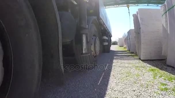 Pohled Truck Kola Travertinových Bloků — Stock video