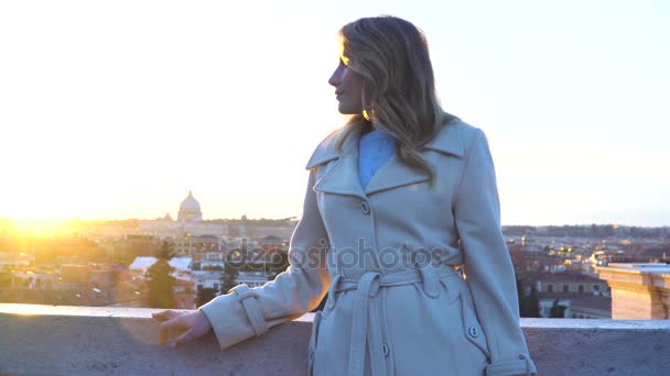 Mujer Tomar Roma Vista Atardecer — Vídeo de stock
