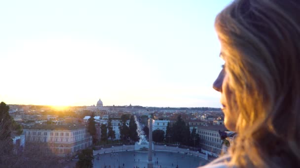 Mujer Joven Admirando Roma Vista Atardecer — Vídeos de Stock