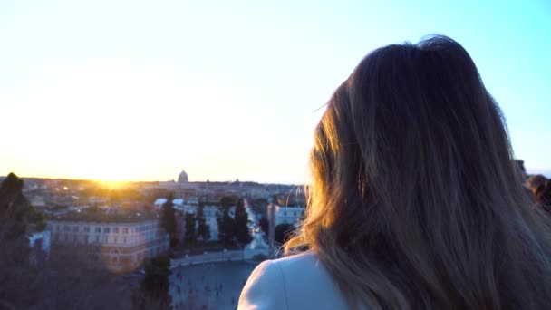 Mujer Joven Admirando Roma Vista Atardecer — Vídeos de Stock