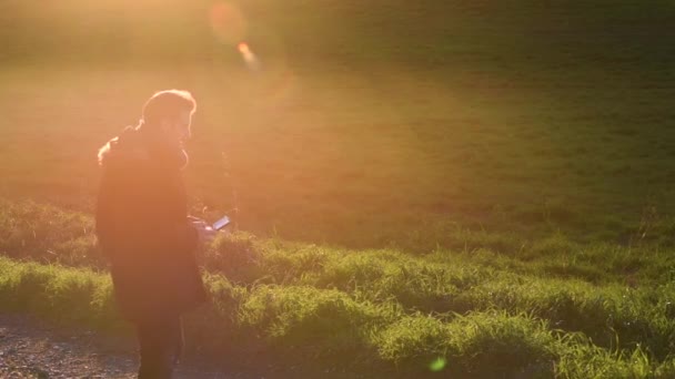 Silhouette Des Menschen Mit Drohnen Freien Bei Sonnenuntergang — Stockvideo