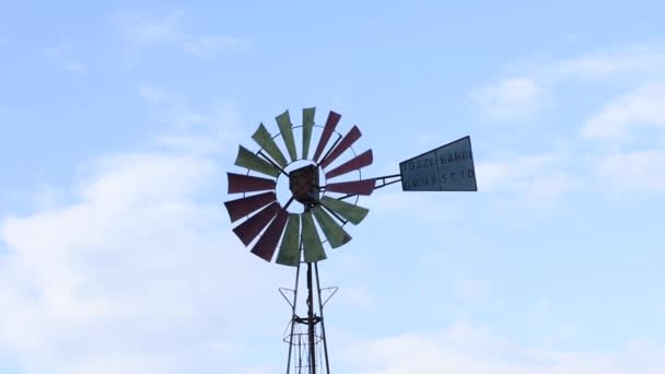 Färgglada Vindbommen Rullande Mot Blå Himmel — Stockvideo