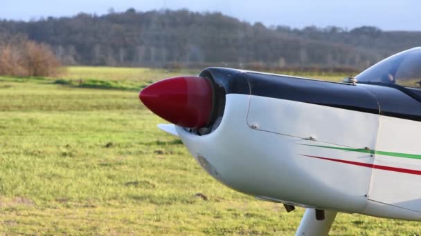 Rollpropeller Auf Zweisitzigem Leichtflugzeug — Stockvideo