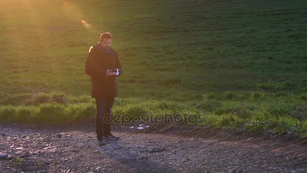 Silhouet Van Mens Met Behulp Van Drones Buiten Bij Zonsondergang — Stockvideo