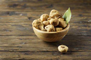 Tatlı İtalyan incir ahşap kase hizmet kurutulmuş