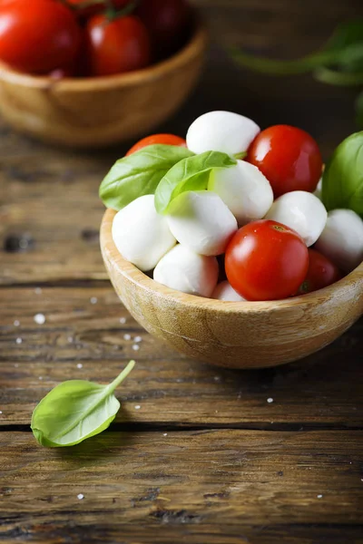 Italienska Antipasto Med Mozzarella Körsbärstomater Och Basilika Bladen Serveras Träskål — Stockfoto