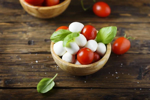 Italienska Antipasto Med Mozzarella Körsbärstomater Och Basilika Bladen Serveras Träskål — Stockfoto