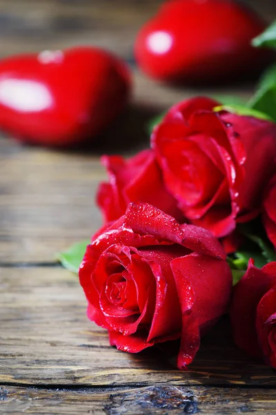 Композиція Червоними Трояндами Серцями Лежать Дерев Яному Столі — стокове фото