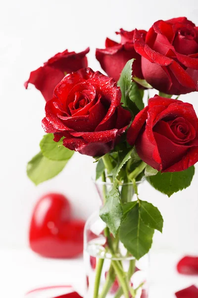 Θέα Closeup Φρέσκα Κόκκινα Τριαντάφυλλα Μπουκέτο Βάζο Διαφανές Γυαλί — Φωτογραφία Αρχείου