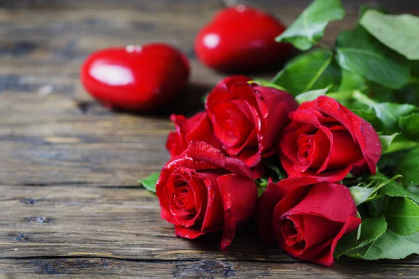 Rosas Rojas Que Yacen Con Corazones Una Superficie Madera Mal —  Fotos de Stock