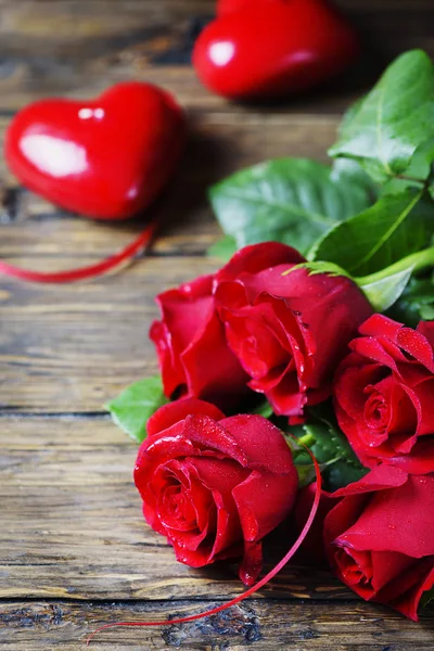 Букет Красных Роз Красными Сердцами Лежащими Деревянном Столе — стоковое фото