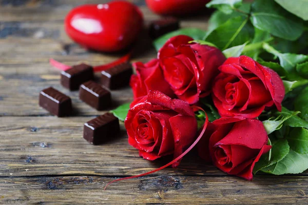 Red Roses Bouquet Red Hearts Chocolate Candies Laying Wooden Table — Stock Photo, Image