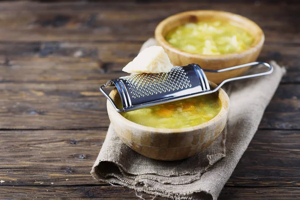 Sopa Vegetariana Vegetal Con Queso Parmesano Servido Tazón Madera Servilleta —  Fotos de Stock