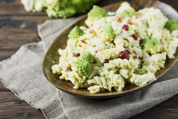 Pasta Con Coliflor Romana Ricotta Jamón Servido Plato Madera Con — Foto de Stock