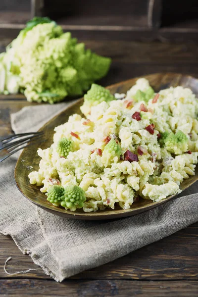 Pasta Con Coliflor Romana Ricotta Jamón Servido Plato Madera Con — Foto de Stock