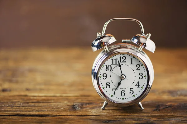 Reloj Despertador Acero Inoxidable Retro Superficie Madera —  Fotos de Stock